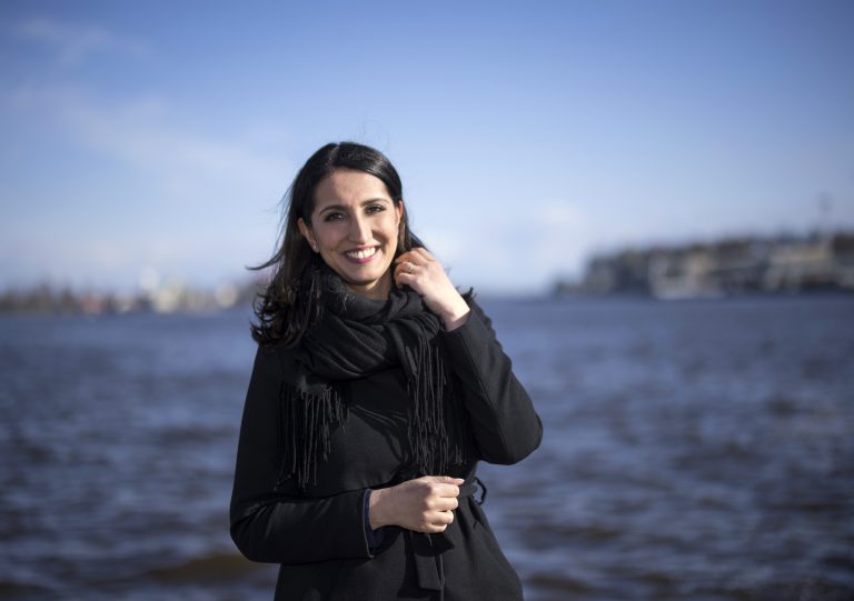 Nasima Razmyar puolustaa yhdenvertaisuutta ja rikkoo lasikattoja