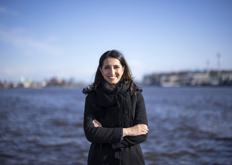 Apulaispormestari Nasima Razmyar lähtee ehdolle eduskuntaan
